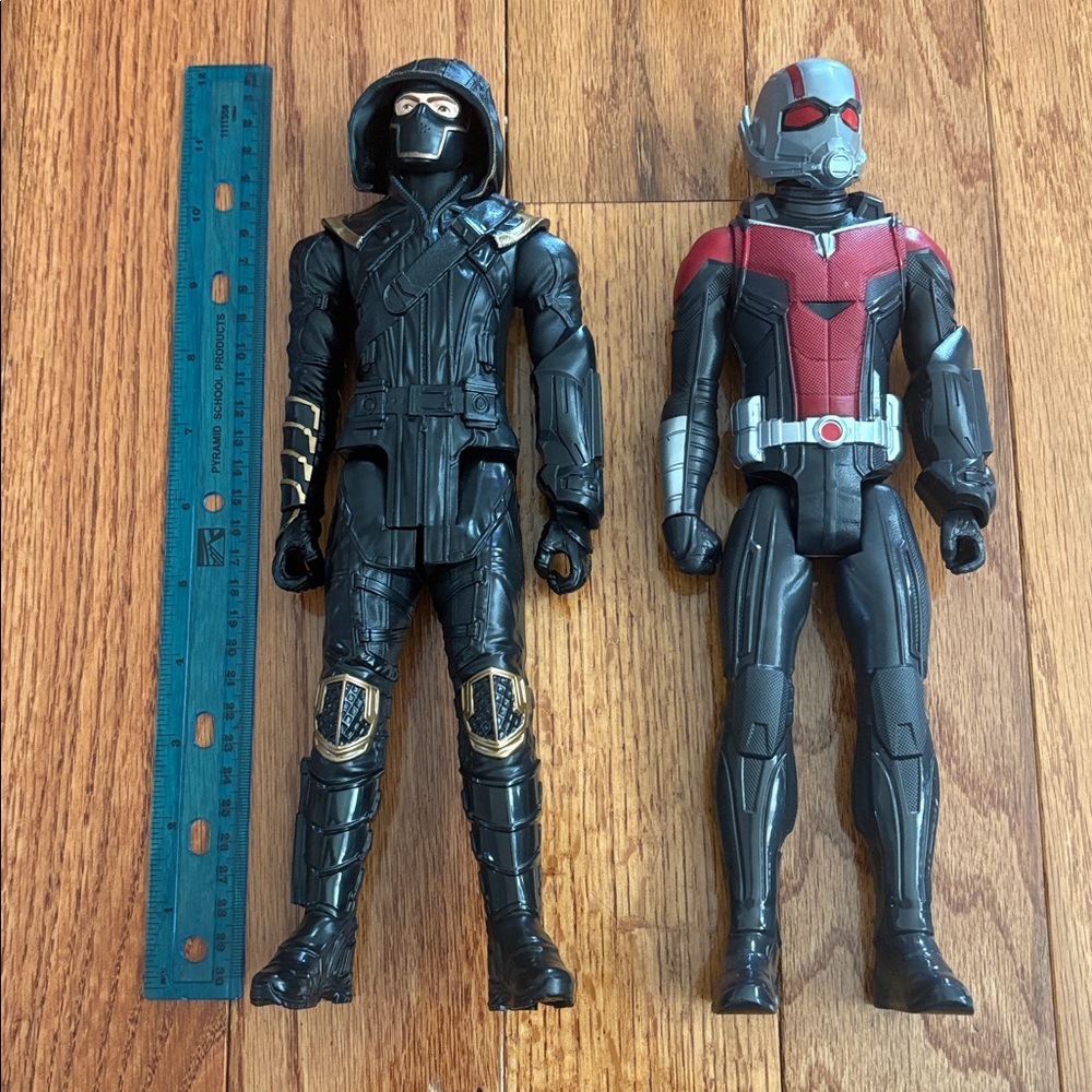 Antman and Hawkeye action figures - Picture 2 of 10